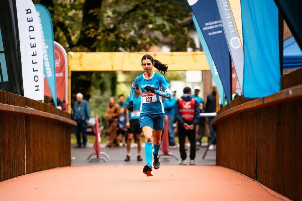 Petra Summer, hellblau.POWERTEAM, 00:48:21